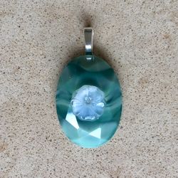 💚 Pretty, green mottled, faceted, vintage cabochon with clear flower pendant