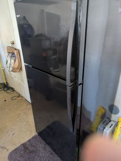 Whirlpool  18 cu ft Black Top-Freezer Refrigerator