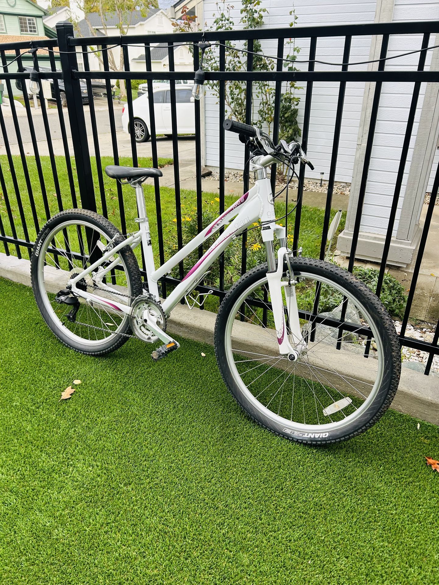 GIANT REVEL MOUNTAIN BIKE 26” Wheels