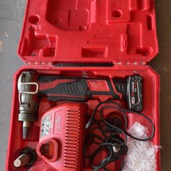 Milwaukee M12 2432 Pex Expansion Toolkit 