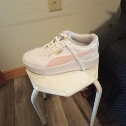 Woman's Puma Sneakers Size 7.5