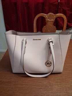 BOLSA Y CARTERA MK ORIGINALES, USADAS LUCEN NUEVAS