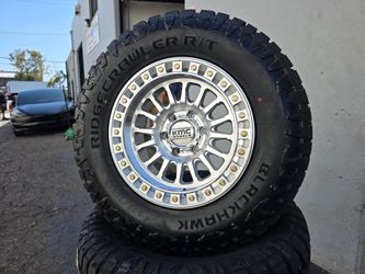 17" KMC w/ 32" RT tires