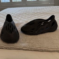 Black And Blue Yeezy Foam Runner Size 10 - FAST PICKUP
