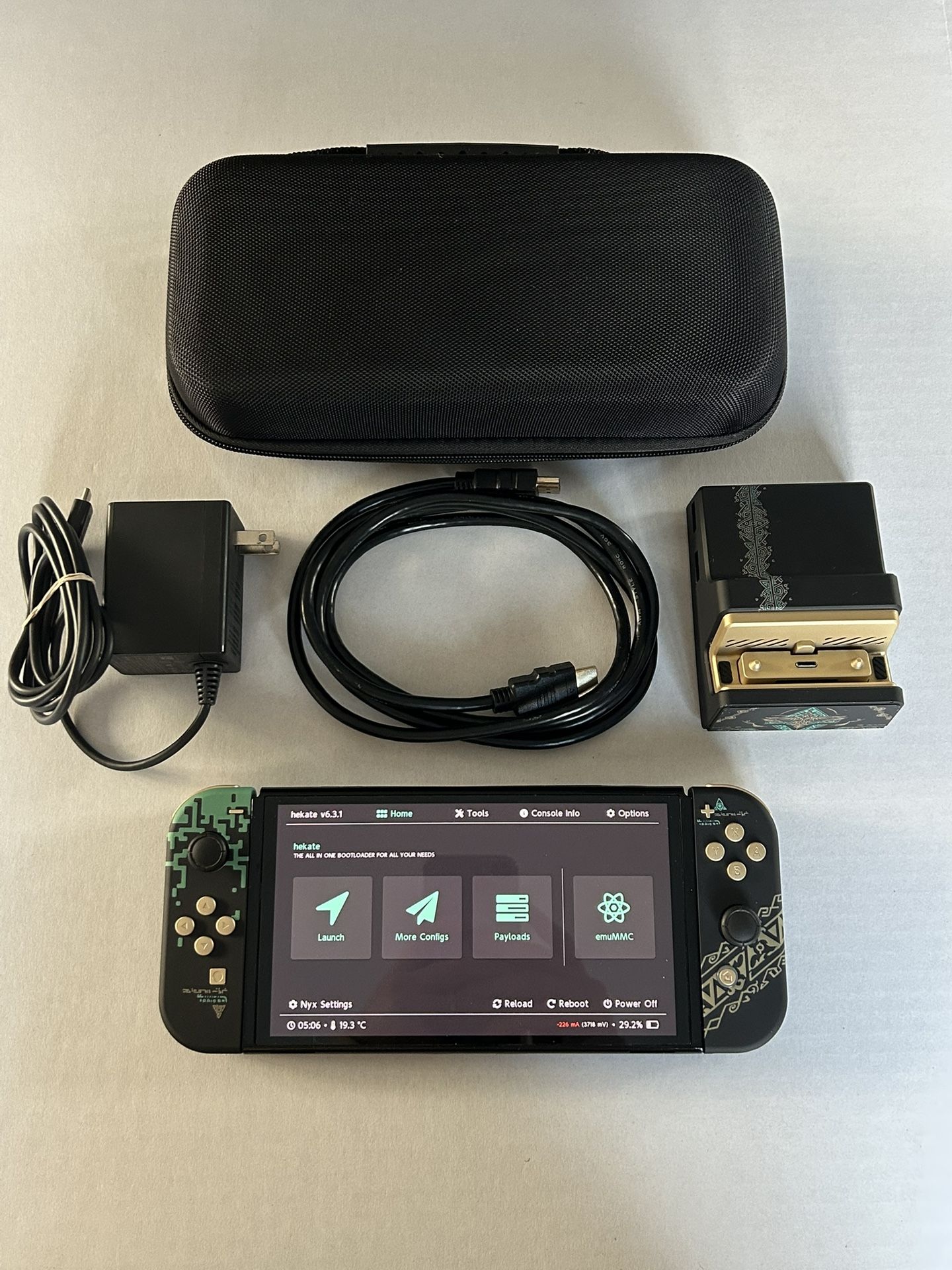 Nintendo Switch OLED + 512gb SD Card & Case