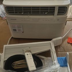 Frigidaire 12,000BTUSmart Window Air Conditioner with Wi-FiandRemotein White