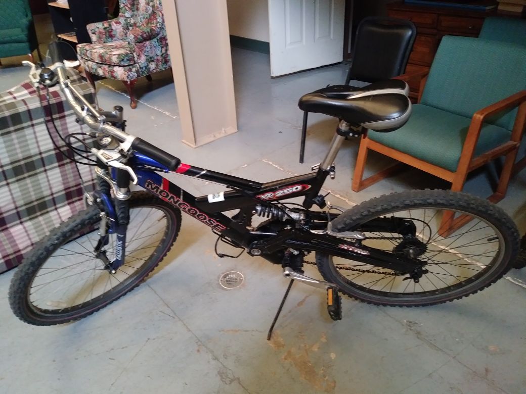 Mongoose XR250 mountain bike. New