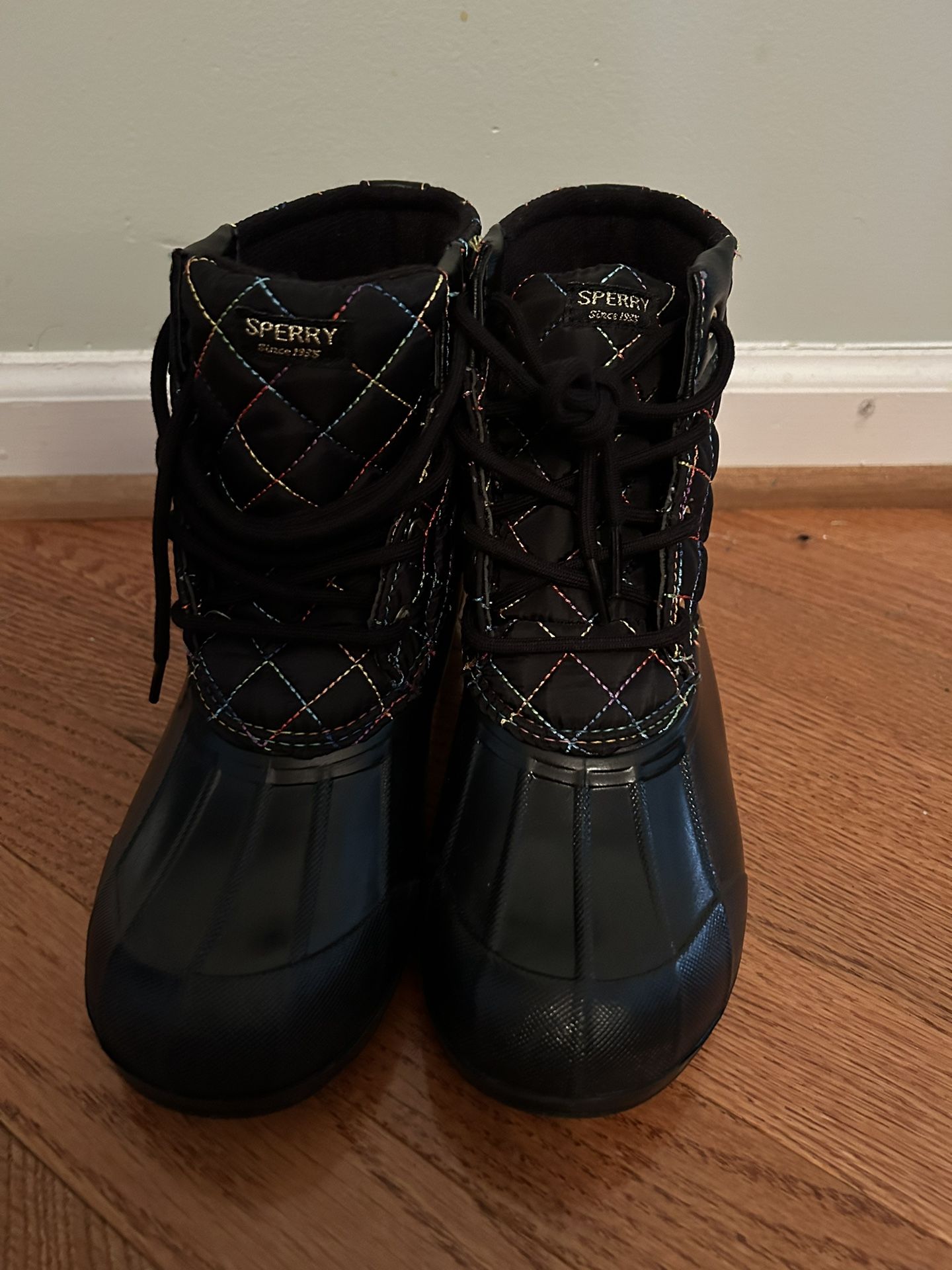 Sperry  port boot size 5 girls $25 snow  and rain.  Never Been Worn