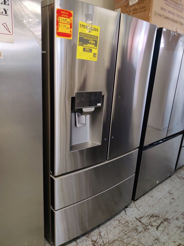 New 
28 cu. ft. 4-Door French Door Smart Refrigerator with Ice and Water Dispenser in PrintProof S