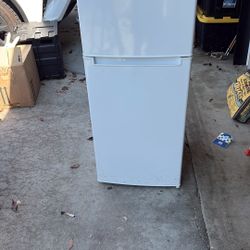 Magic Chef Small Refrigerator With Freezer