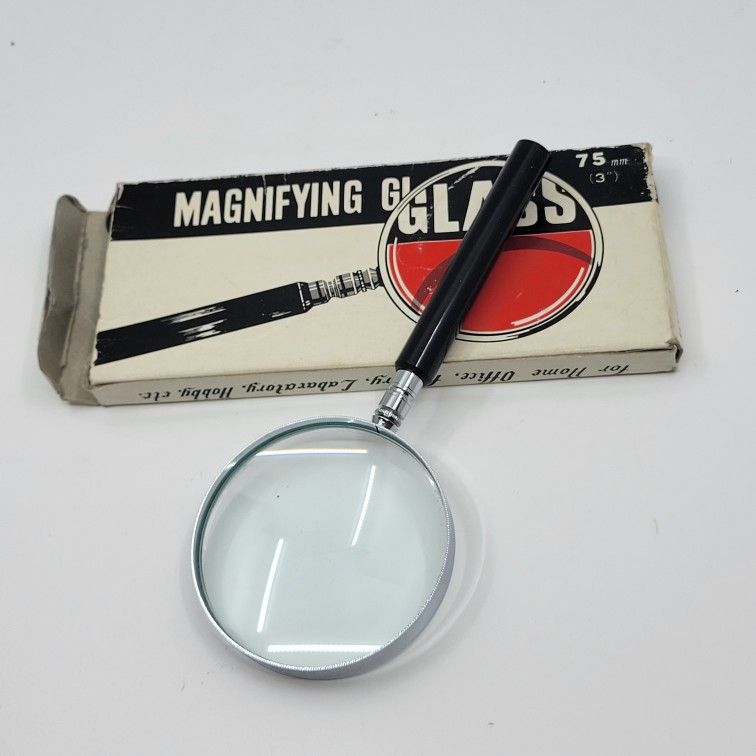 Vintage Made in Japan Magnified Glass 75mm/3". Real glass. Pre-owned, 
good shape, please see photos for details.
Weight  5oz plus shipping materials.