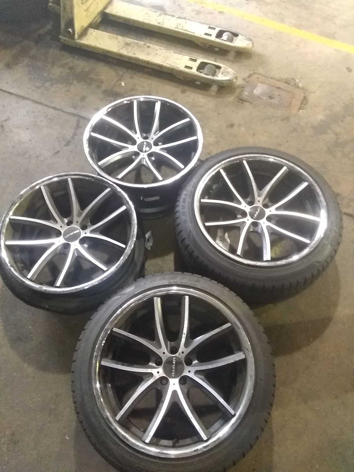 20inch rims. The rear rims our deep dish. $800