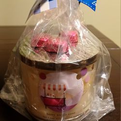 Bath And Body Works 3-Wick Candle Berry Waffle Cone 🧇 🍦 With Dove Chocs 🕊🍫🍫🍫- Mother's Day / Día De Las Madres 