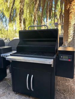 USED TRAEGER PELLET GRILL SMOKER MODEL SILVERTON 810