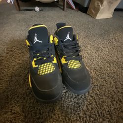 Jordan4’s  Color: Black/yellow 
