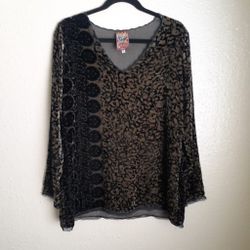 Johnny Was Crushed Velvet Tunic Top Sz M Abstract Design Brown Greenish Black

Armpit-armpit: 19"  Sleeve Length 22" Length: 26" 

Gently used in good
