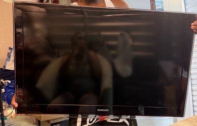 Samsung Flat Screen TV older mount for wall