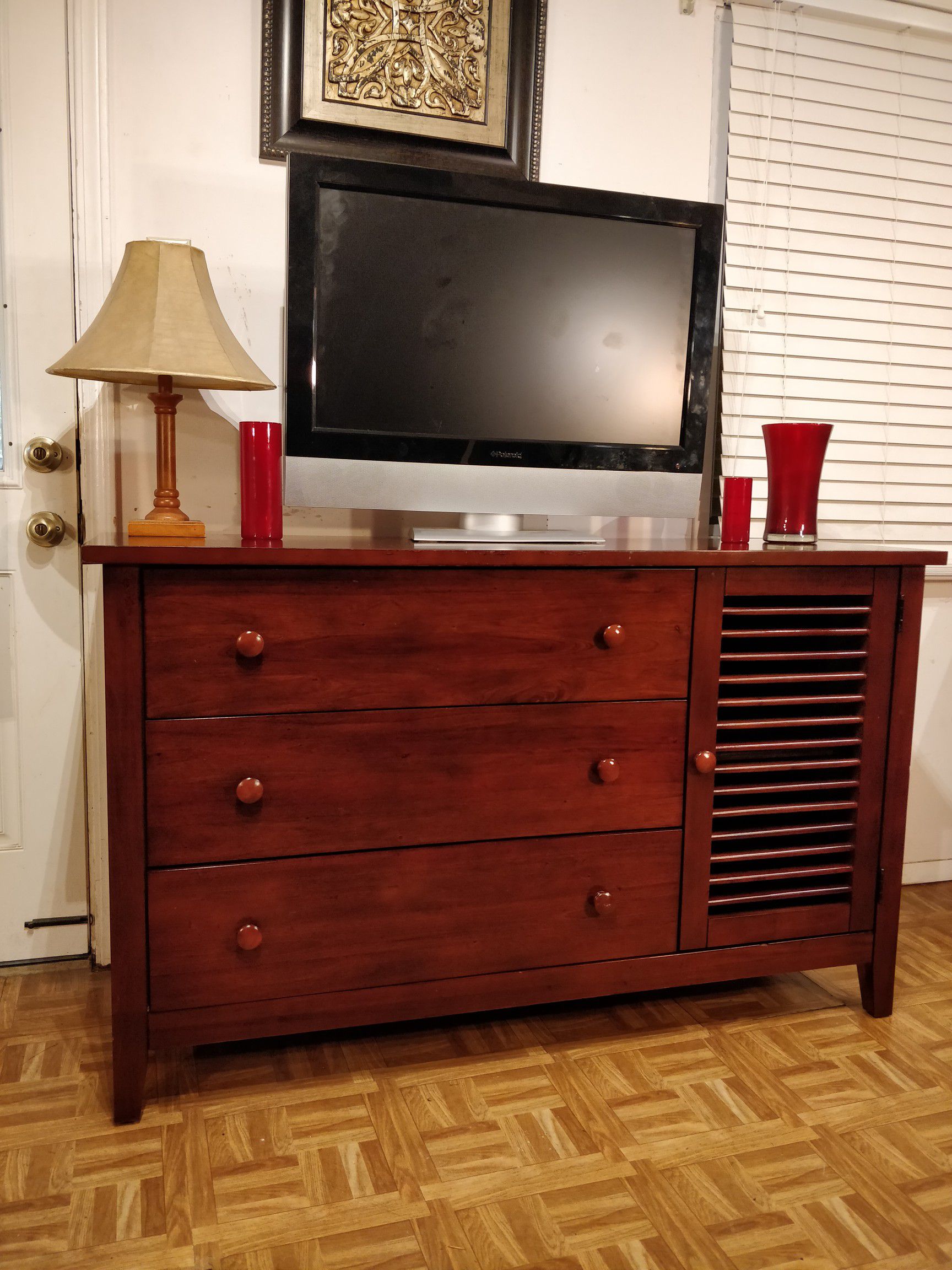 Nice solid wood dresser/buffet/TV stand with big drawers in very good condition, all drawers sliding smoothly. L56"*W29"*H34"