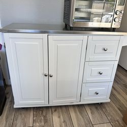 Kitchen island/cabinet on wheels