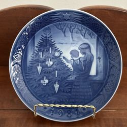 Vintage Royal Copenhagen Denmark 1981 Plate Admiring the Christmas Tree - just under 7.25” diameter 