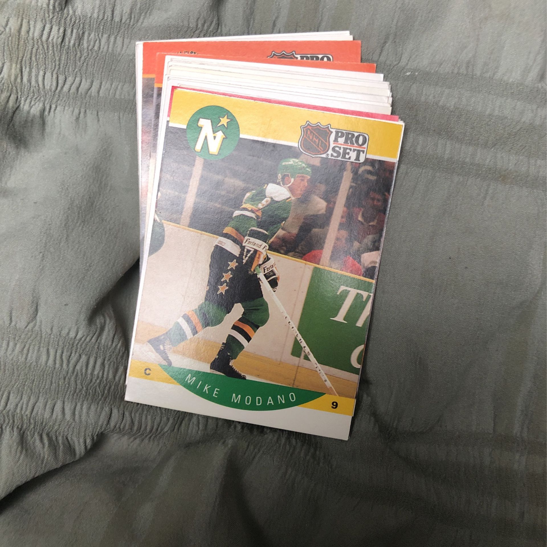 Bunch Of NHL Cards 80-90s