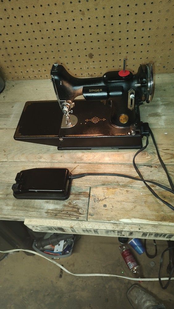 Antique Singer Featherweight 3-110 Sewing Machine