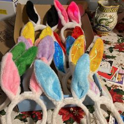 12 diademas con orejitas de conejo de ISSSTE