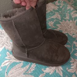 Beautiful Womens Size 5 Authentic UGG's 
