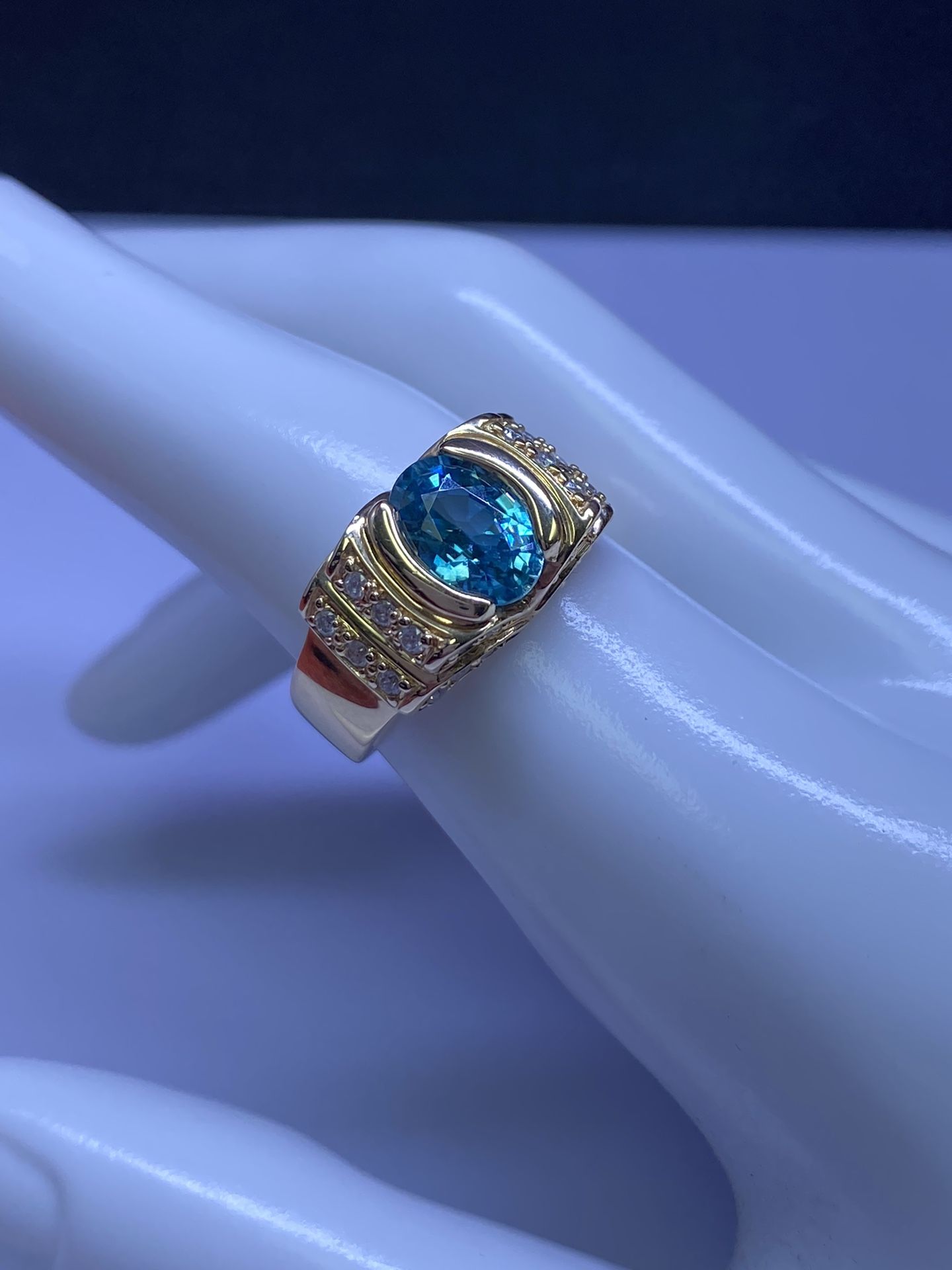 14K Topaz Día Ring
