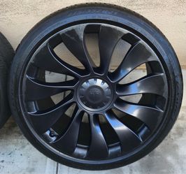 1 Tesla Model Y Performance Uberturbine 21” rear tire has 99% tread