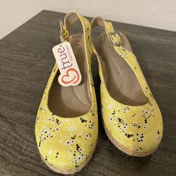 Baretraps Women’s Yellow Floral  Wedges Size 9