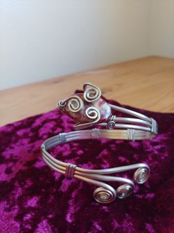 Upper arm bracelet