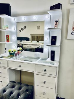 New! Silver Glam Vanity Set! for Sale in Hawthorne, CA - OfferUp