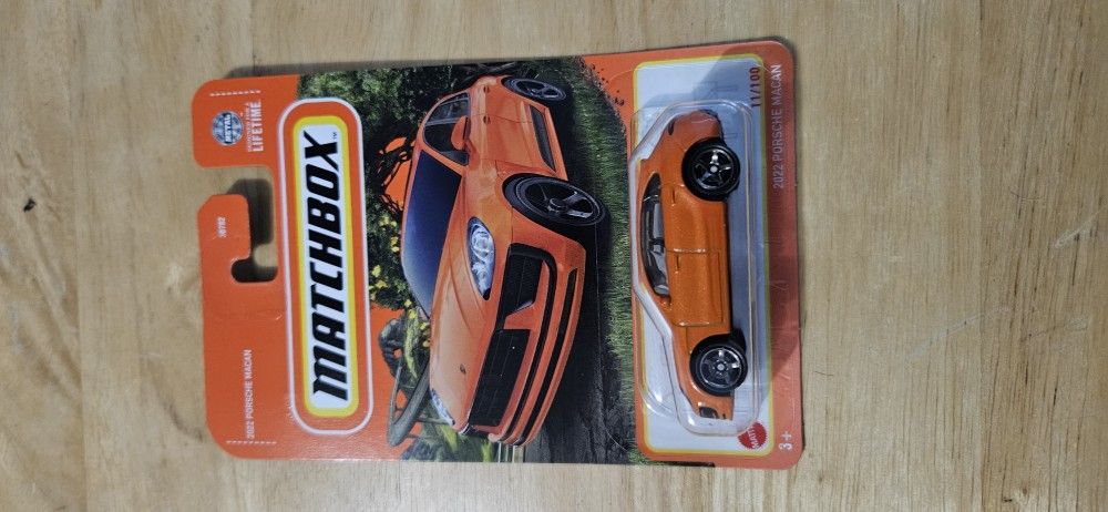 2/2 Matchbox 2022 Porche Macan 