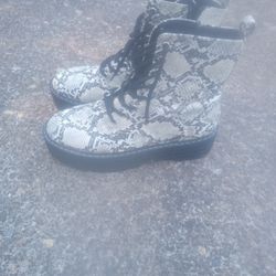 Vegan Snake skin Combat Boots Brand New Size 8.5 Womans