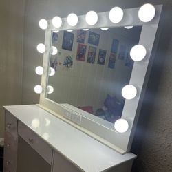 White Makeup Vanity With Drawers 