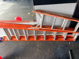 Louisville Servicon Fiberglass Extension Ladder
