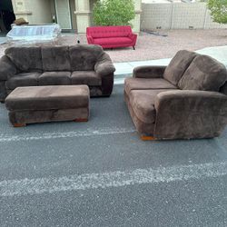 SOFA SETS IN GREAT CONDITION 🔥 SERIOUS CLIENTS ONLY🔥   MAKE YOURE BEST OFFER  #SUPPORT_SMALL_BUSINESSES🙏 #HUSTLER’S_FURNISHING  -HOLDS 6 PERSONS🔥 