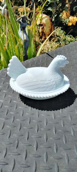 Vintage Indiana milk glass hen on nest