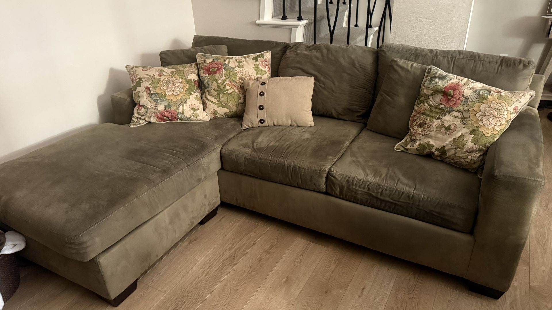 Sectional Couch With Chaise - FREE in Calabasas