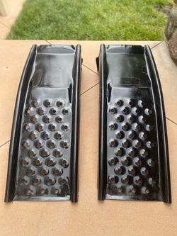 Selling a pair of car ramps