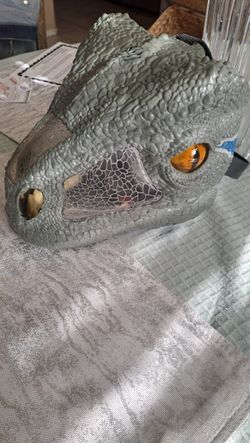 ***JURASSIC WORLD CHOMP & ROAR MASK***