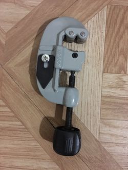 Pipe cutter needs new blade *offer price*