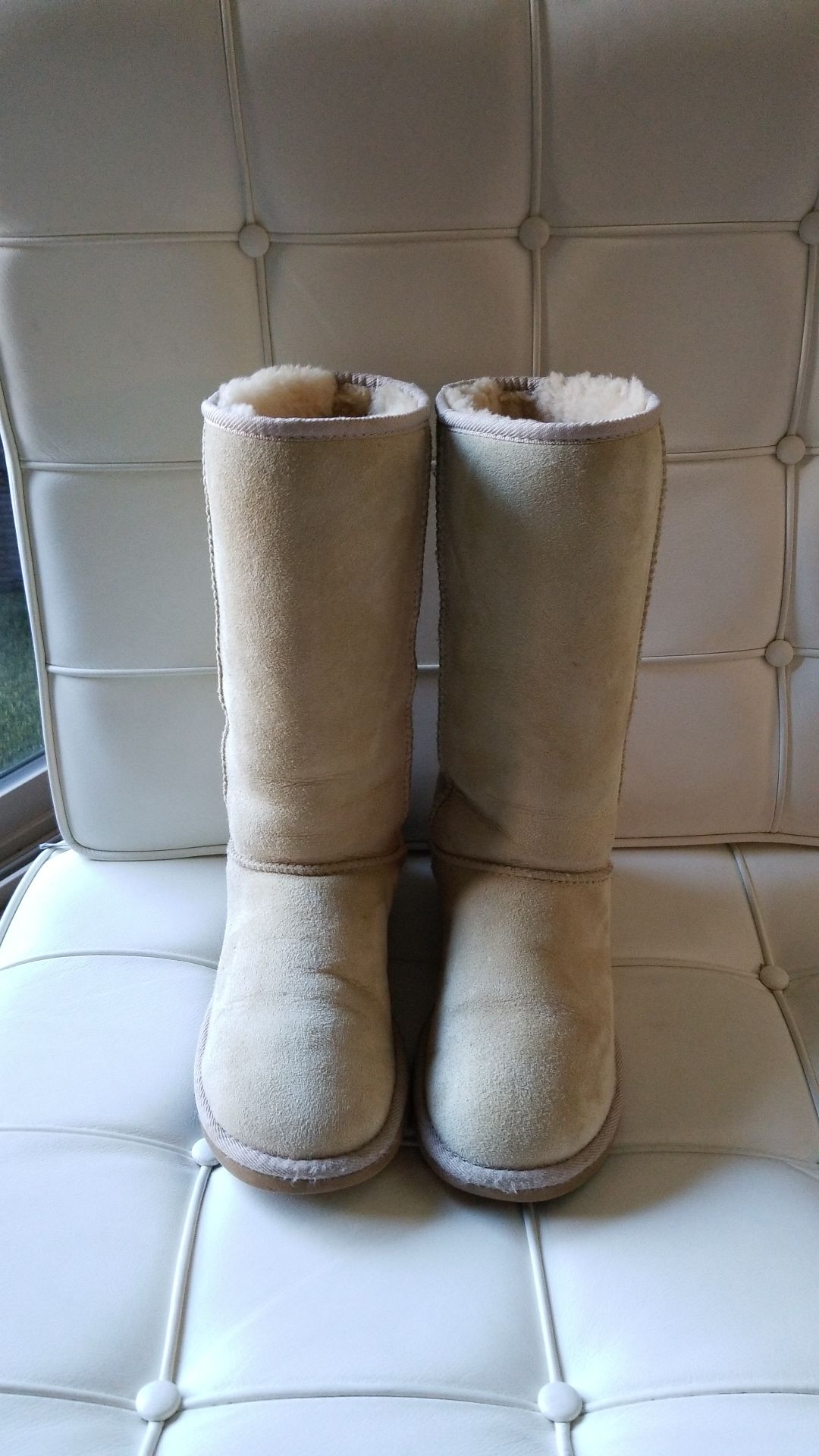 UGG tall boots size 6 (fits 6 and 7)