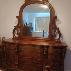 Dressing Table With Mirror. 