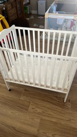 Delta Children folding portable mini crib