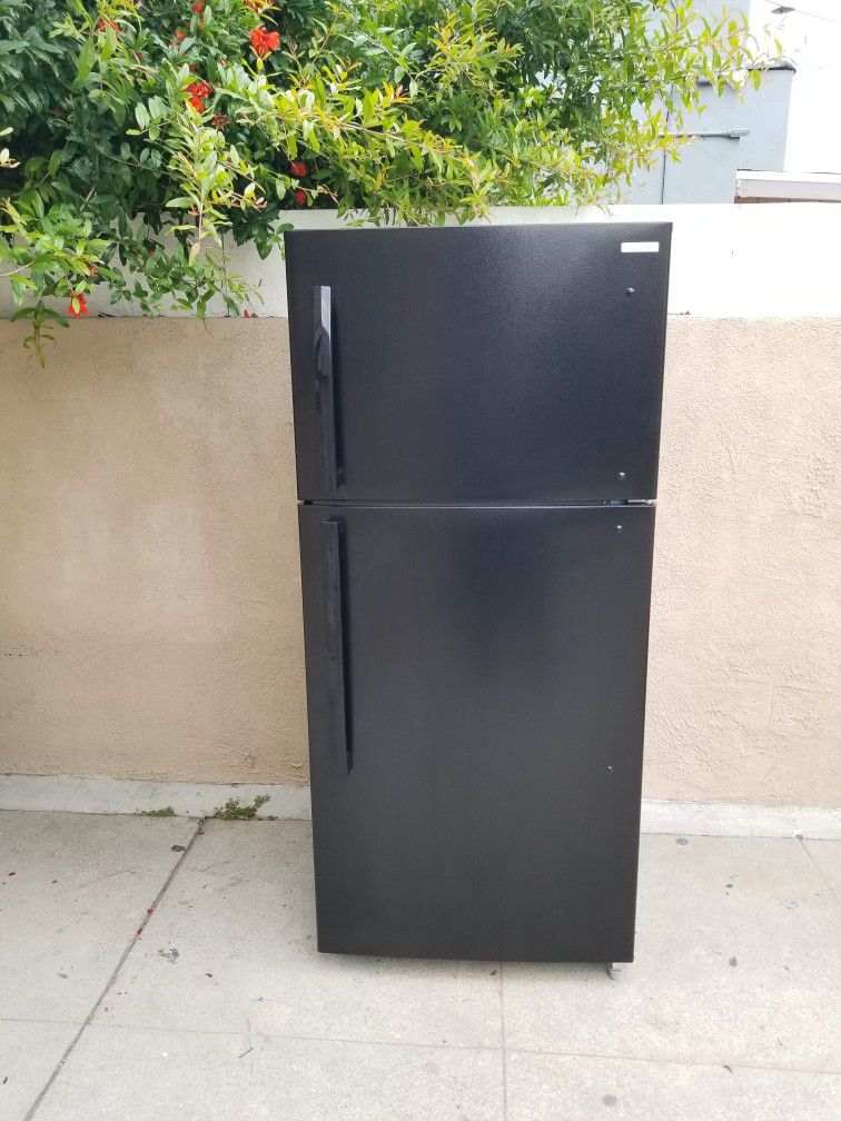 Insignia fridge Black 30x30x66 18cuft 