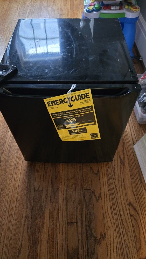 Hot Point 1.7cf Mini Fridge