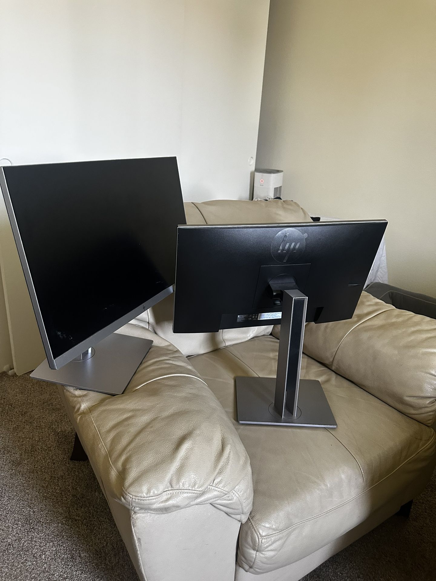 2 HP monitors