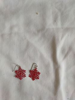 Red snowflake dangling earrings